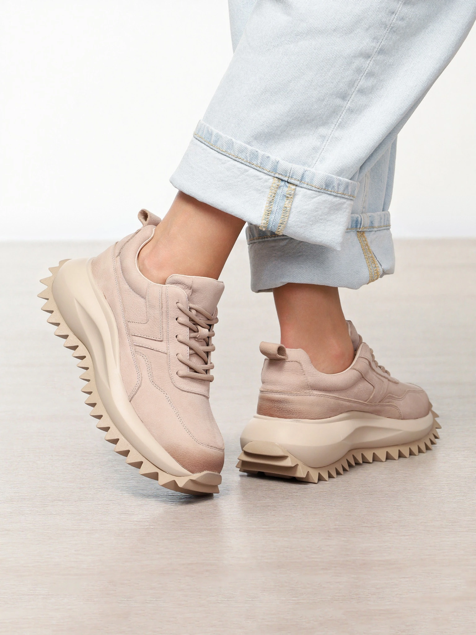 Кроссовки бежевого цвета на объемной рельефной подошве